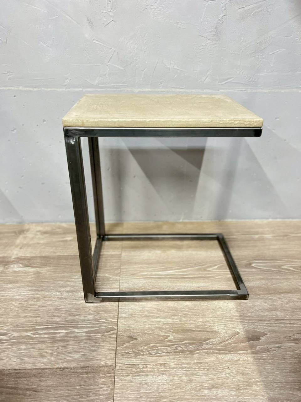 サイドテーブル